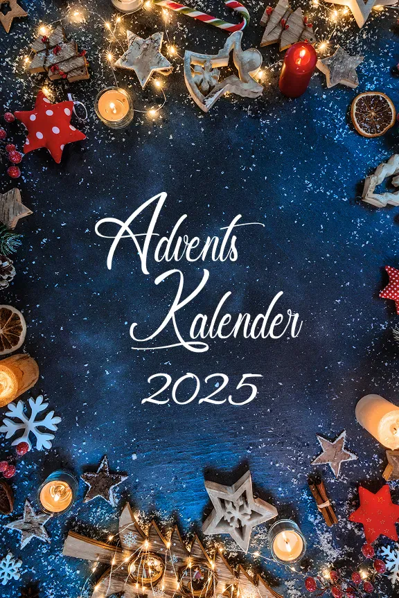 Dunkle, weihnachtliche Szene mit Schnee, Kerzen und Dekoration. In der Mitte steht in weißer Schrift „Advents Kalender 2025“